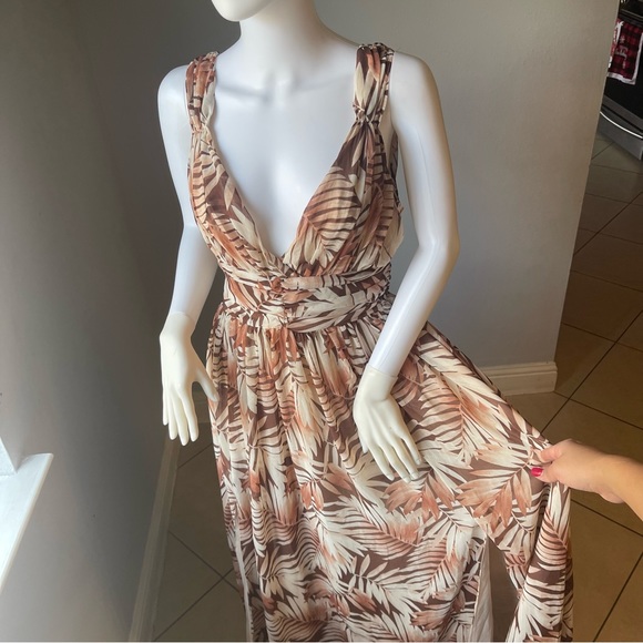 New Women’s tropical leaf maxi dress 
Size Medium
New 
Brand is Forever 21 - Picture 14 of 14